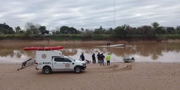 Lograron sacar del agua el cuerpo del conductor del camión que cayó al Bermejo