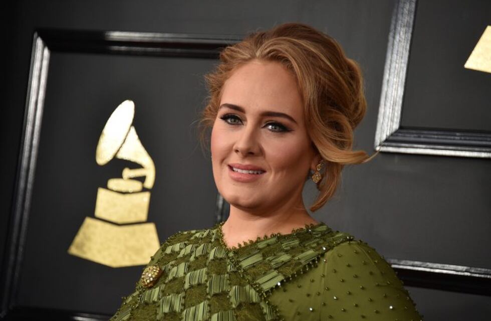 Adele confirmó durante un recital que se casó con su pareja