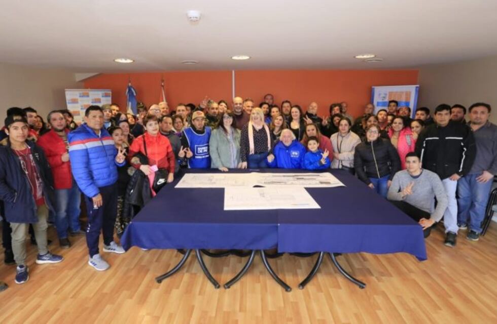 Bertone firmó el contrato para la construcción de la escuela técnica de la Margen Sur