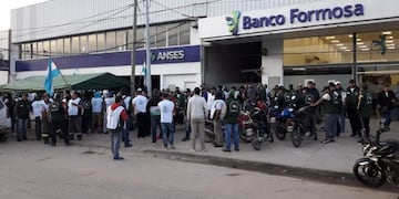 La patota de Camioneros copó el frente de ANSES y no dejó que el organismo opere con normalidad\u002E (Foto: Colaboración)