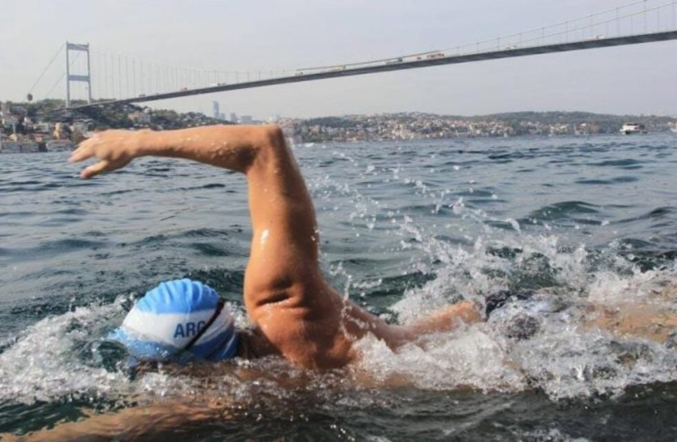 Matías Ola no pudo completar su travesía en el Canal de la Mancha por hipotermia