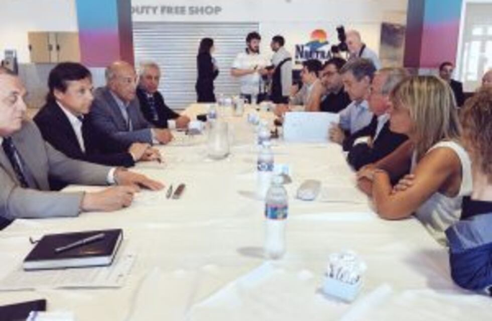 Las autoridades del Aeropuerto de Fisherton brindaron informes ante un grupo de concejales