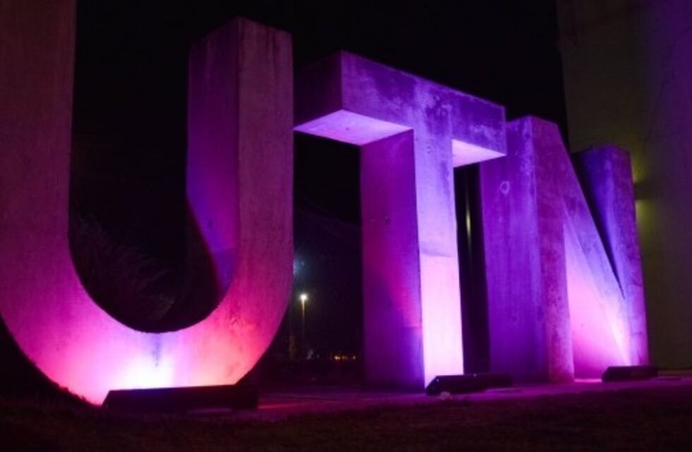 La UTN se ilumina de color rosa para acompañar la campaña de prevención sobre el cáncer de mama