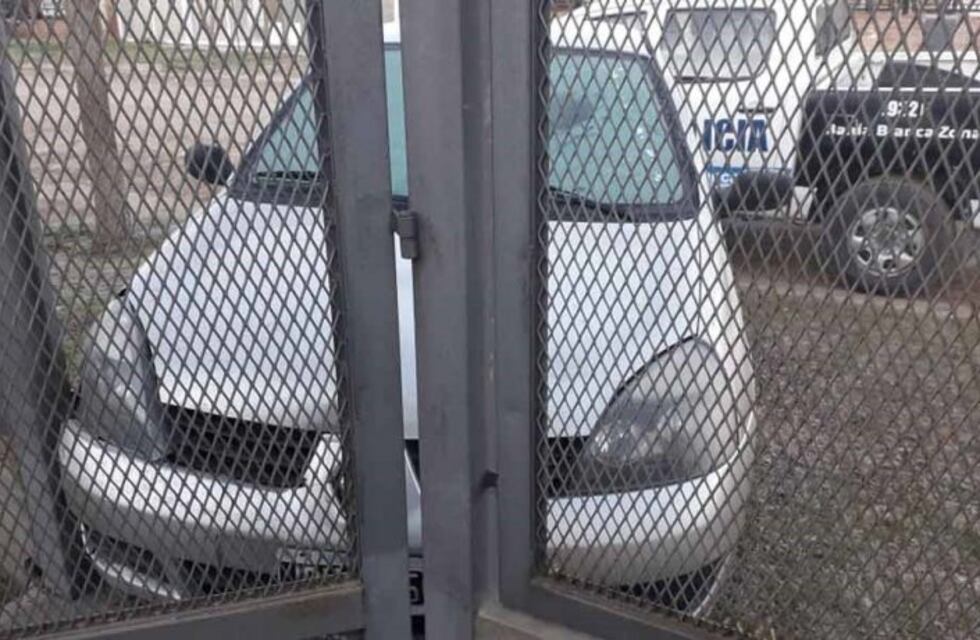 Chocó dos autos y se estrelló contra una reja cuando se robaba un auto