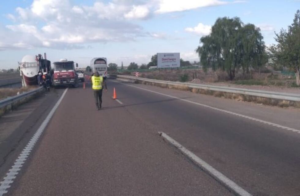 Despistó y volcó un camión en la ruta a 40 a la altura de Ugarteche