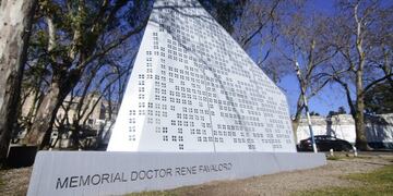 En el 20° aniversario de su fallecimiento, ponen en valor el Memorial en honor a René Favaloro (Municipalidad de La Plata)