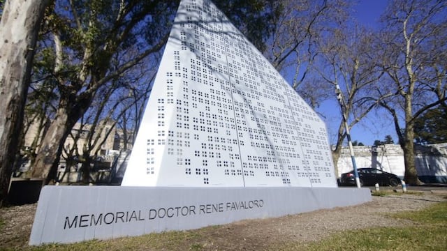 En el 20° aniversario de su fallecimiento, ponen en valor el Memorial en honor a René Favaloro (Municipalidad de La Plata)