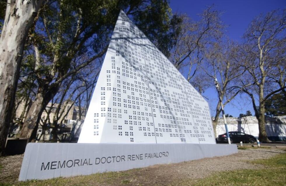Restauran el monumento en honor a Favaloro, a 20 años de su muerte