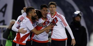 festejo gol BAS21\u002E BUENOS AIRES (ARGENTINA), 08/08/2017\u002E- Enzo Pérez (2-d) e Ignacio Fernández (d) de River Plate festejan un gol de Lucas Alario (2-i) ante Guaraní hoy, martes 8 de agosto de 2017, durante el partido de vuelta de los octavos de final de la Copa Libertadores entre River Plate de Argentina y Guaraní de Paraguay en el estadio Monumental de Buenos Aires (Argentina)\u002E EFE/David Fernández\r\n\r\n cancha river plate futbol copa libertadores 2017 futbol futbolistas river plate guarani