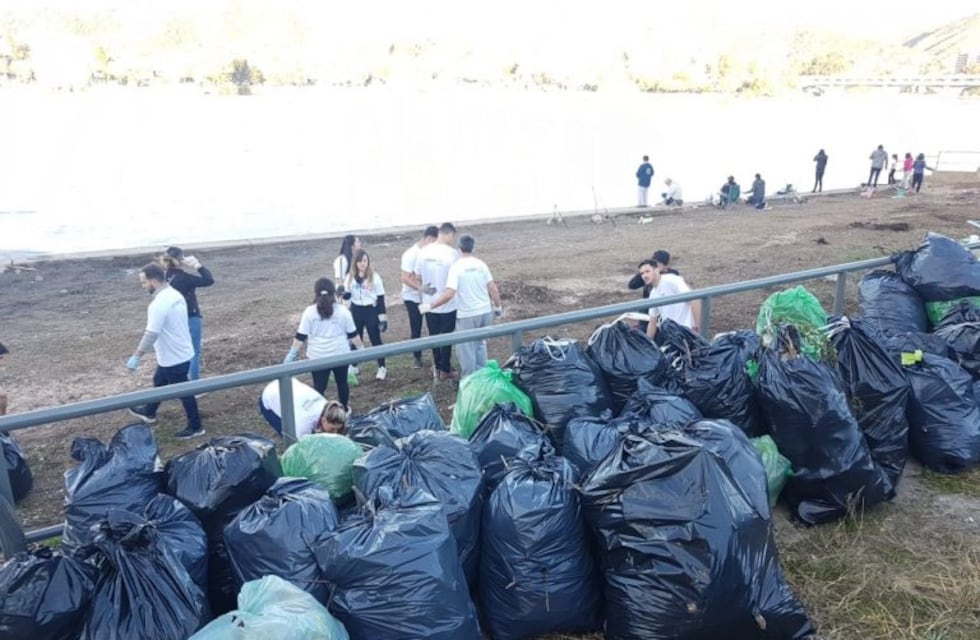 Una campaña diferente: jóvenes de "Frente Capaz" limpiaron la costanera en Carlos Paz
