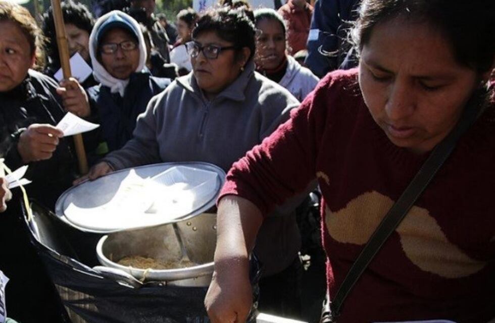 Hay más gente que se acerca a las ollas de comidas sociales