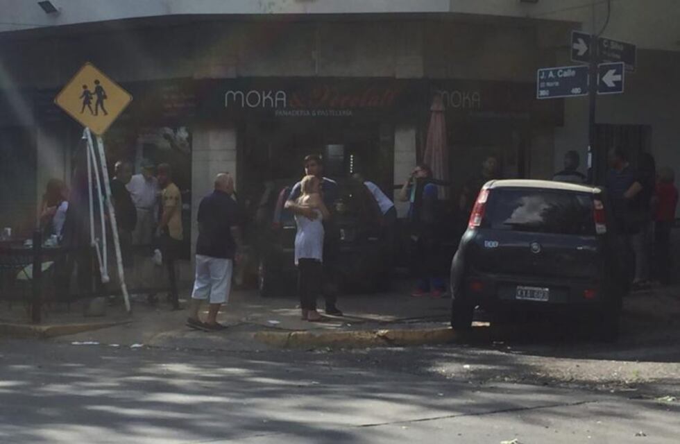Chocaron dos autos y uno terminó dentro de una panadería