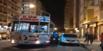 Un grupo de jubilados recorrió Mar del Plata en un barquito de excursión (Imagen: Captura de video)