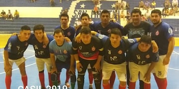 Plantel de CASIL que ganó 6 a 3 su partido ante Ibarrtea Futsal y se subió a la punta del torneo\u002E