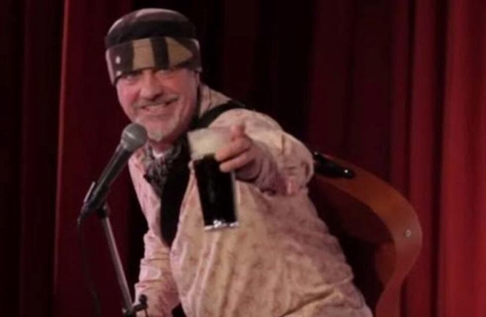 Un cómico falleció en plena actuación y el público pensó que era parte del show