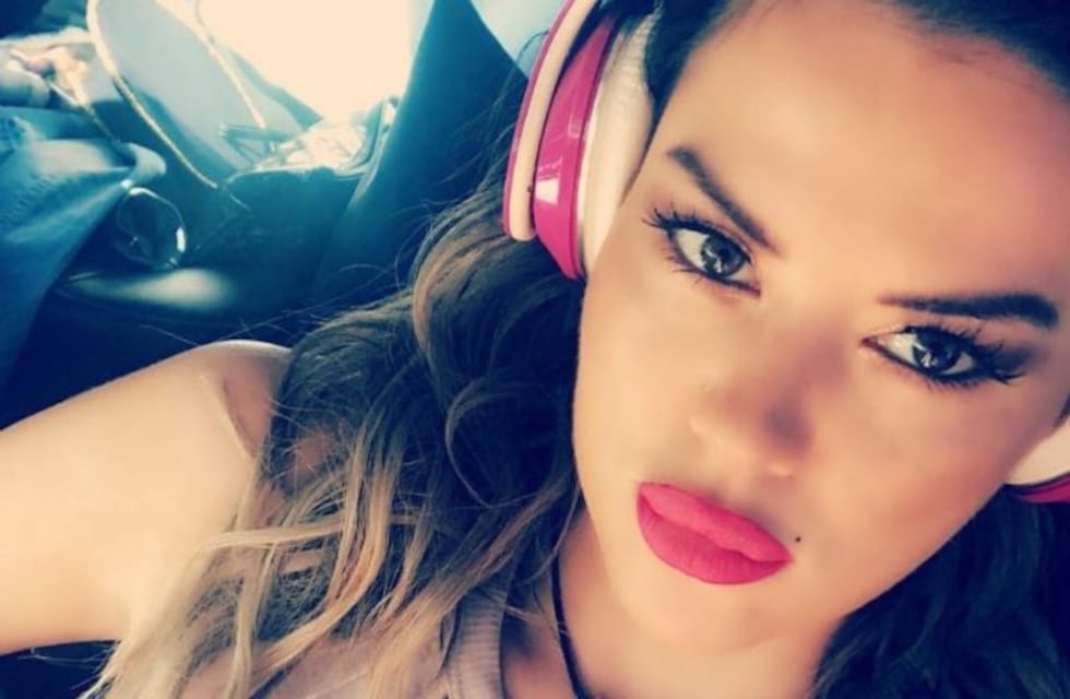 En top "Stone" y tanga Karina Jelinek comunicó una noticia a sus seguidores