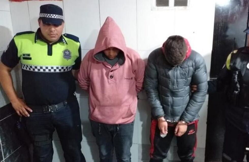 Mientras los denunciaba pasaron por la comisaría y fueron detenidos