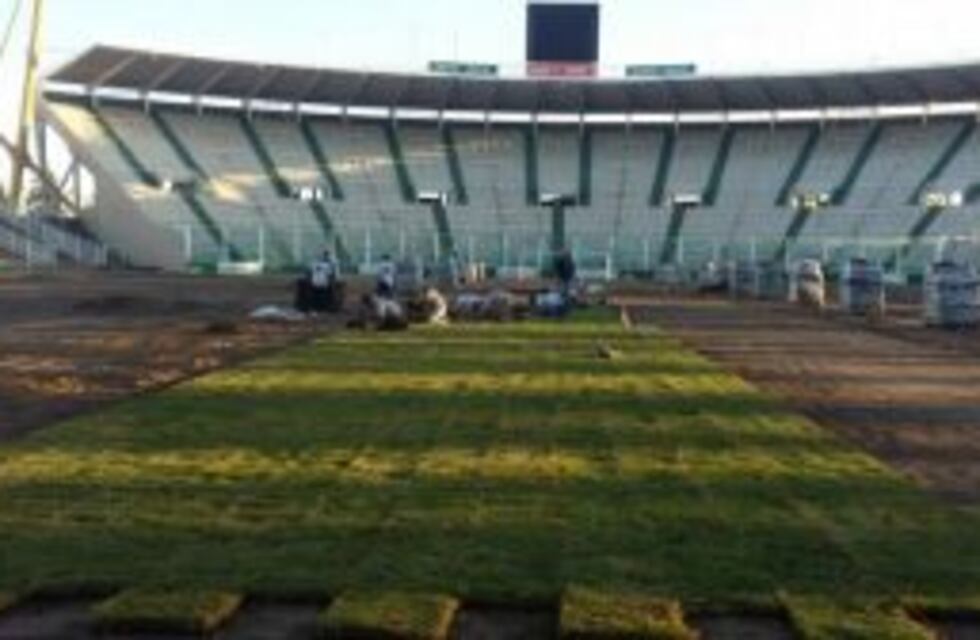 Comenzaron a colocar el nuevo césped en el estadio Mario Alberto Kempes