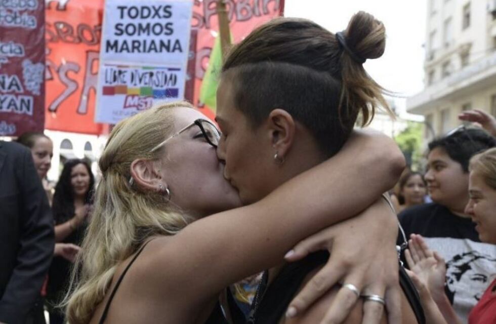 Realizaron un "besazo" contra la homofobia frente a Tribunales