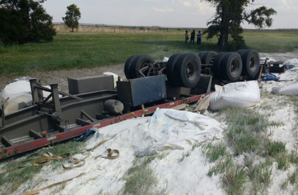 Volcó un camión cargado con harina en Chaján: un muerto