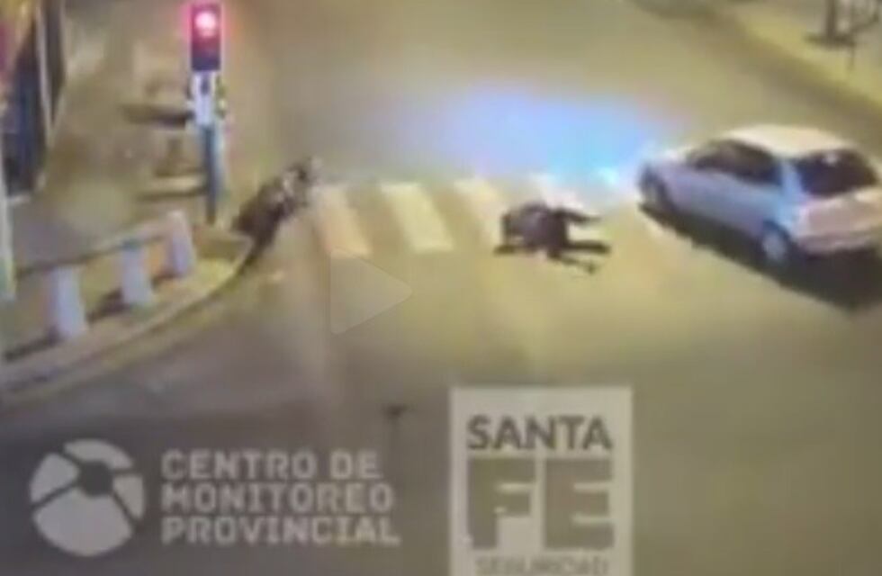 Imprudencia y terrible accidente entre un auto y una moto