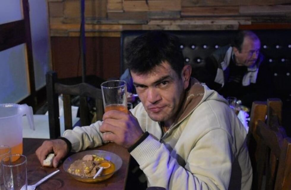 Un bar sanjuanino le da de comer a indigentes una vez por semana