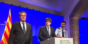 El presidente del Gobierno regional de Cataluña, Carles Puigdemont (centro), en rueda de prensa junto al consejero catalán del Interior, Joaquim Forn (izq\u002E), y el máximo responsable de los Mossos d'Esquadra, Josep Lluís Trapero (der\u002E), el 21/08/2017 en Barcelona, España\u002E\r\n(Vinculado al texto de dpa \