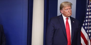 Washington (United States), 24/03/2020\u002E- President Donald Trump listens during a press conference with members of the coronavirus task force in the Brady Press Briefing Room of the White House, Washington, DC, USA, 24 March 2020\u002E (Estados Unidos) EFE/EPA/Oliver Contreras / POOL