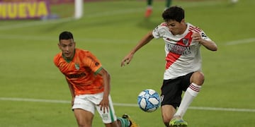 Ignacio Fernandez dispuesta una pelota, el volante de River salió lesionado (Foto: Daniel JAYO / POOL / AFP)