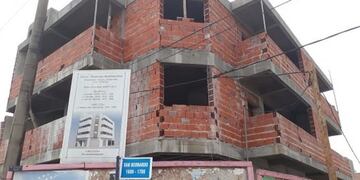 Un obrero falleció al recibir una descarga eléctrica y caer de un edificio en construcción\u002E (Foto: Diario Chaco)