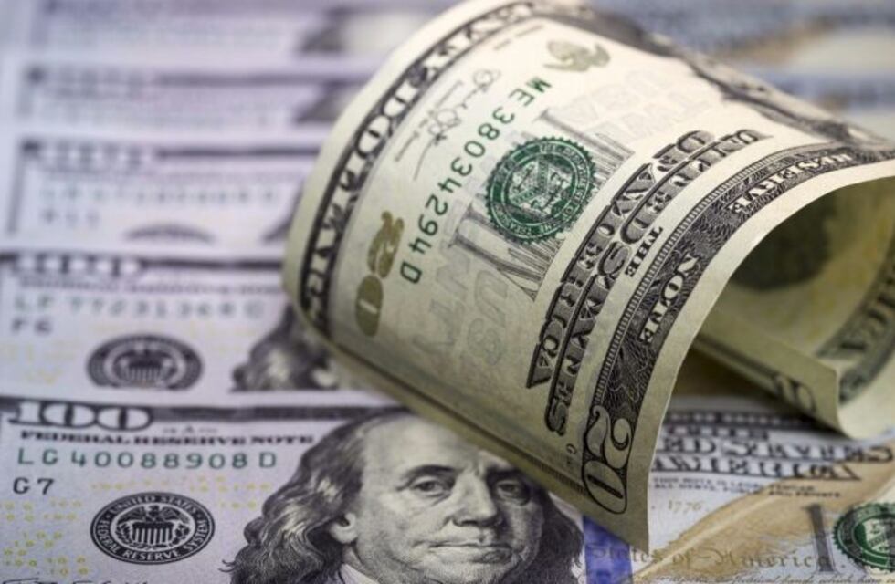 El dólar abrió debajo de los $40 en Entre Ríos y cerró a $38,23