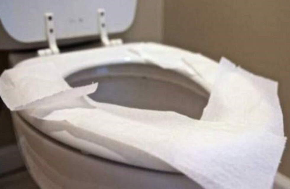 ¿Por qué deberías dejar de cubrir el inodoro con papel?