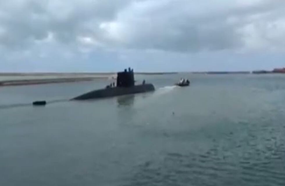 El perro que se tiró al agua cuando zarpaba el submarino ARA San Juan
