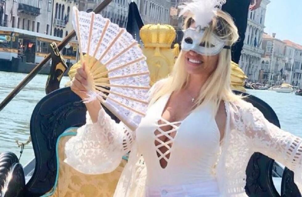 En Venecia: el álbum de viaje de Vicky Xipolitakis, sensual y extravagante, junto a su bebé Salvador Uriel