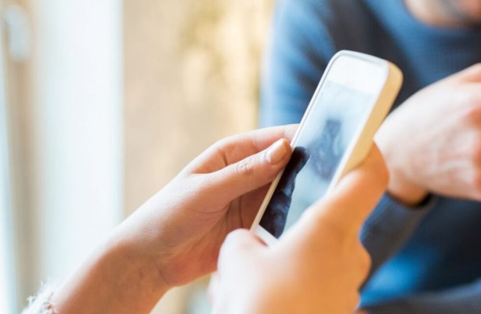 Un bachillerato que forma promotores de salud pide celulares para estudiar