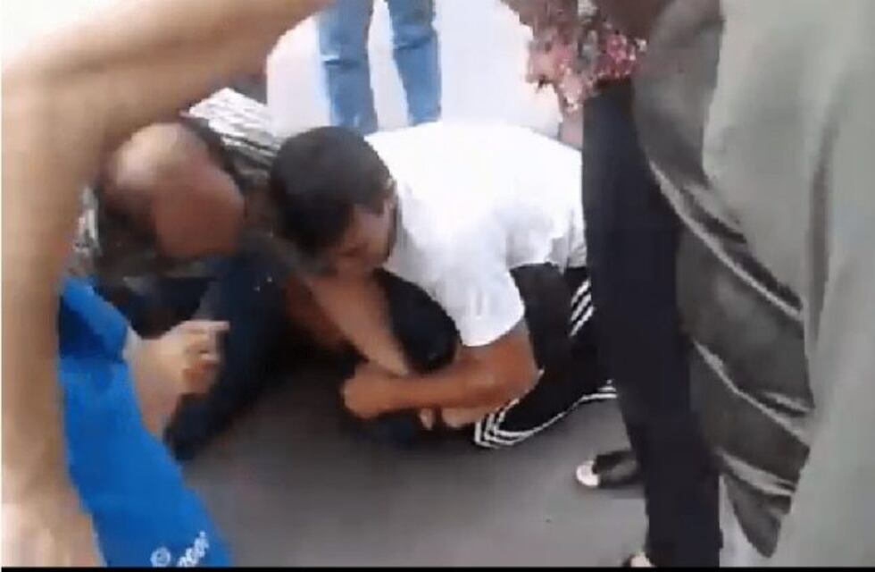 Le mostró sus genitales a una adolescente y tuvo que vérselas con los vecinos