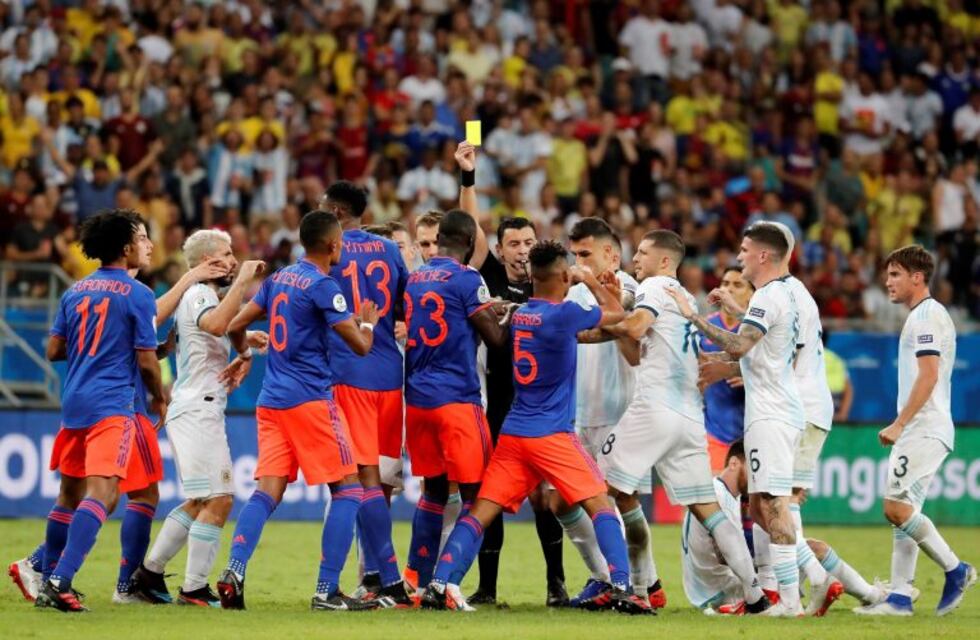 La patada a Messi que desencadenó una pelea en Argentina-Colombia