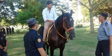 Pullaro se subiu00f3 a un caballo policial.