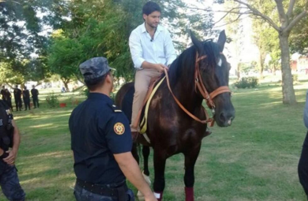 Pullaro se subió a un caballo para presentar la nueva patrulla equina y habló sobre las agentes que se grabaron con marihuana