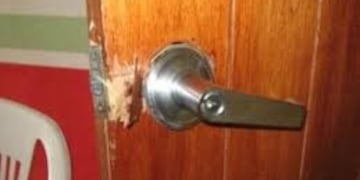 Puerta violentada durante el saqueo al departamento (Web)\u002E