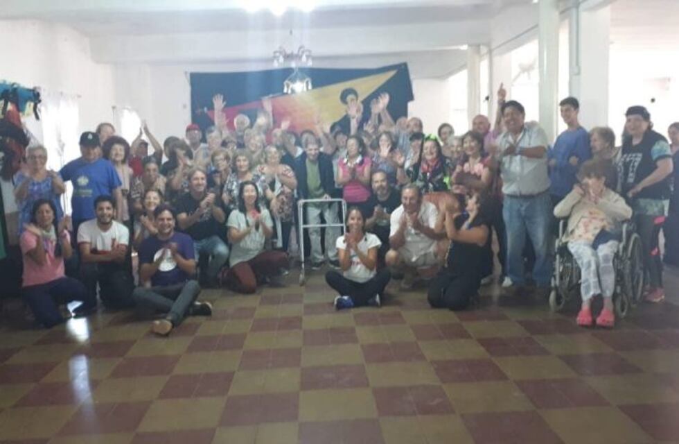 Los adultos mayores se divierten en la colonia de verano