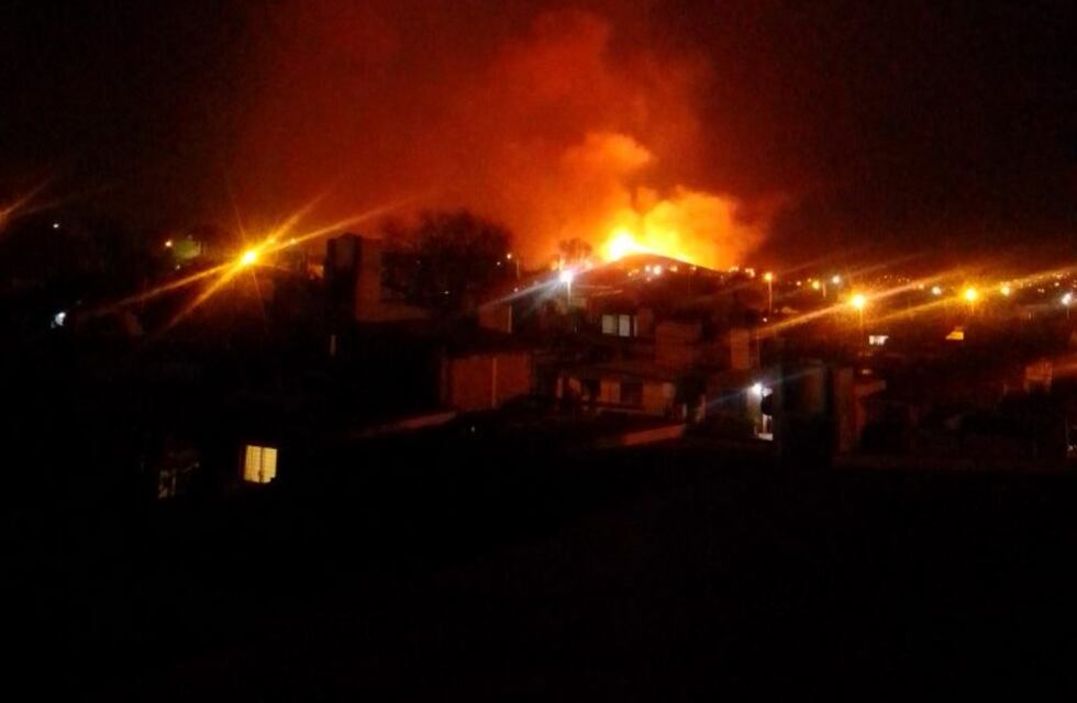 La Calera: Incendio en loma, cerca de un barrio