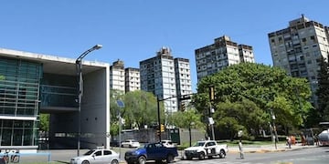 El helicóptero sanitario puede está en condiciones de aterrizar sobre Pellegrini frente al HECA\u002E (Archivo Municipio)