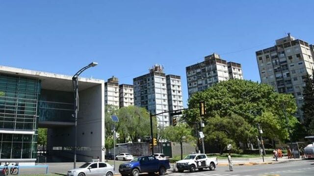 El helicóptero sanitario puede está en condiciones de aterrizar sobre Pellegrini frente al HECA\u002E (Archivo Municipio)