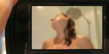 Padre filmaba con su celular a sus hijas mientras se bañaban