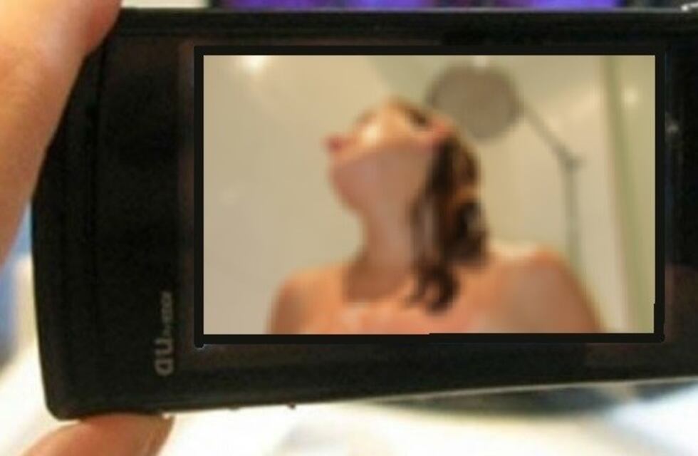 El padre filmaba a sus hijas mientras se bañaban
