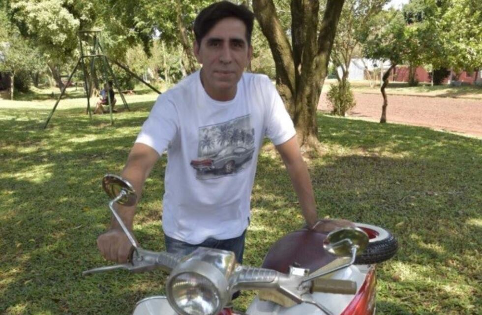 El profe Juan Goiry y la motoneta que halló en un gallinero y la restauró