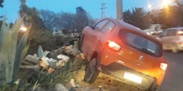 Una mala maniobra lo hizo despistar y terminó sobre la rotonda