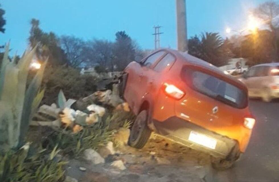 Una mala maniobra lo hizo despistar y terminó sobre la rotonda