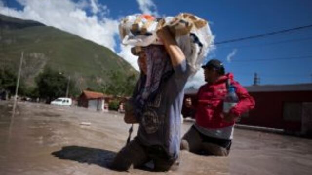 Habitantes de Volcu00e1n, Jujuy, sobreviven como pueden tras el alud. (Gianni Bulacio/Infoto via AP)